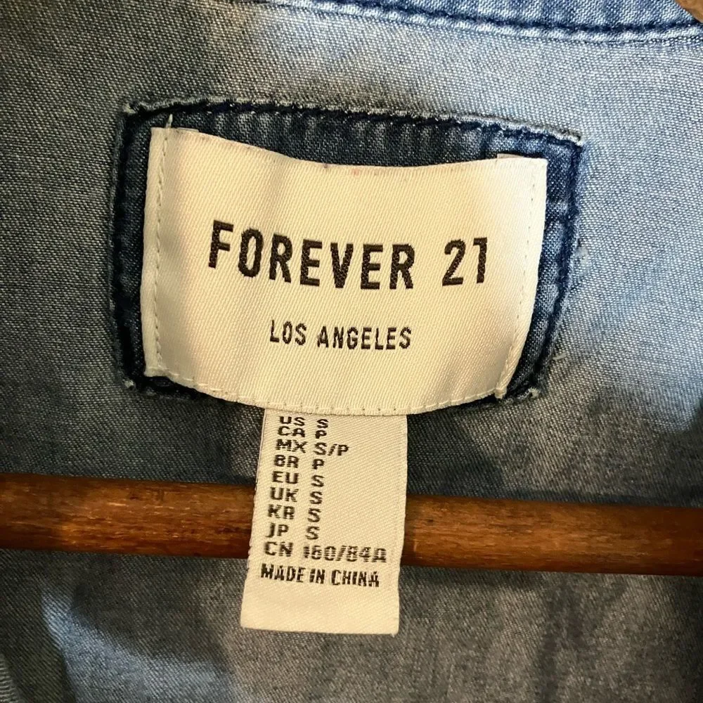 Forever 21 jeans shirt, size small, excellent condition - Picture 3 of 3